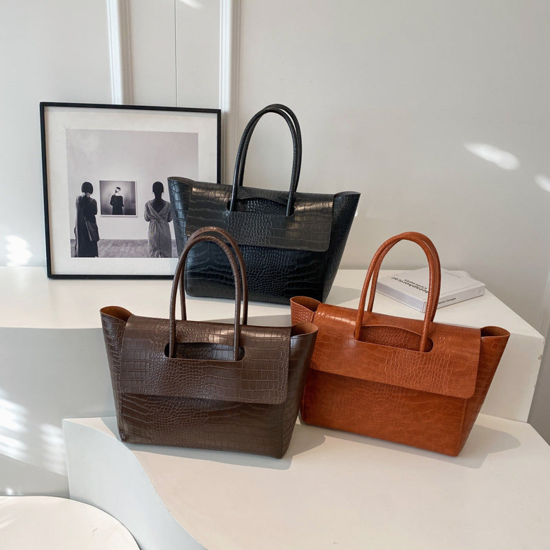 Manhattan Mornings – Big City Shoulder Leather Tote with Minimal Lines