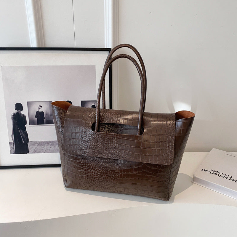 Manhattan Mornings – Big City Shoulder Leather Tote with Minimal Lines