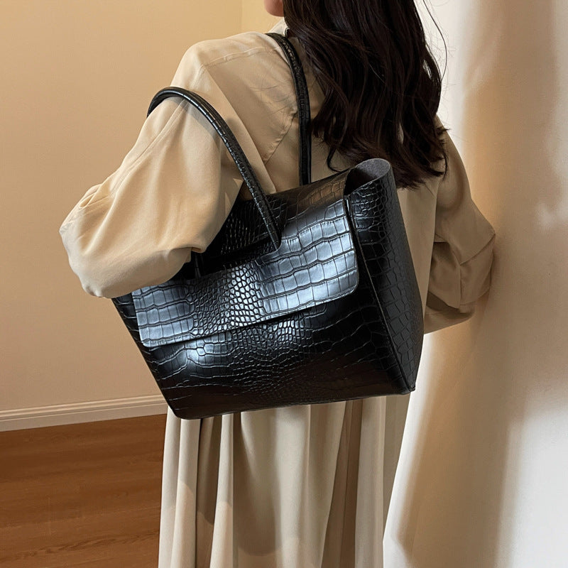 Manhattan Mornings – Big City Shoulder Leather Tote with Minimal Lines