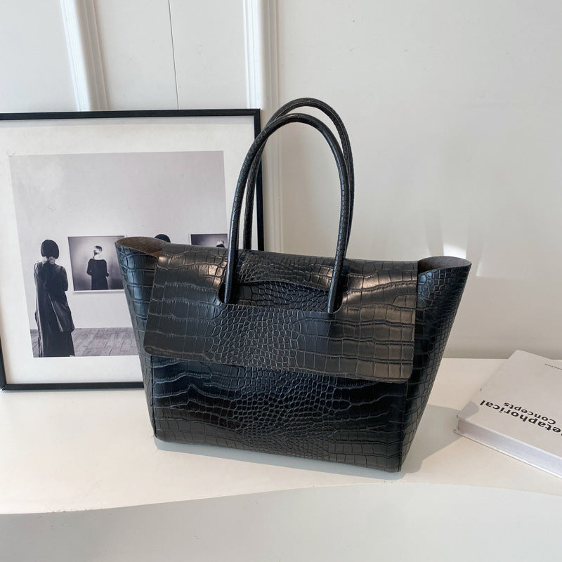 Manhattan Mornings – Big City Shoulder Leather Tote with Minimal Lines