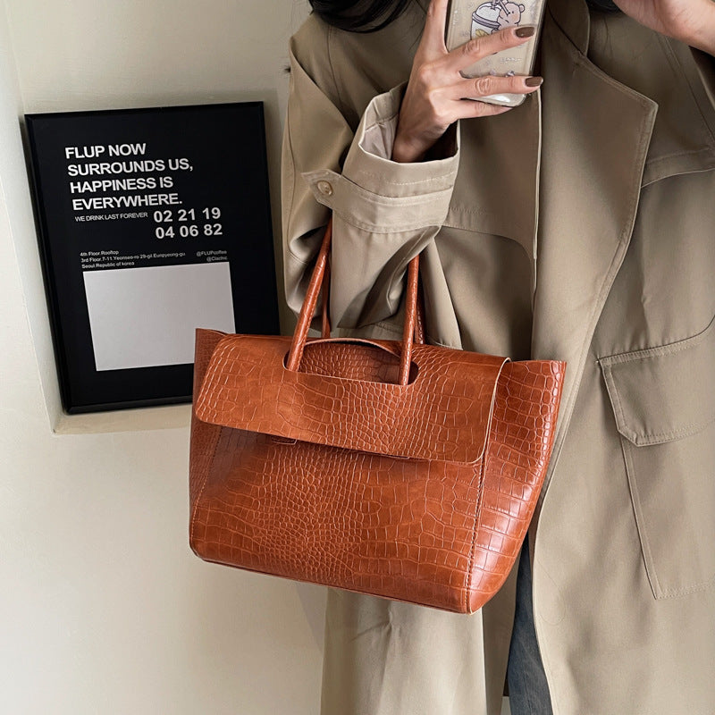 Manhattan Mornings – Big City Shoulder Leather Tote with Minimal Lines