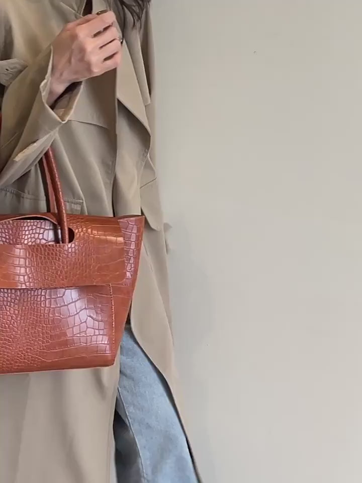 Manhattan Mornings – Big City Shoulder Leather Tote with Minimal Lines
